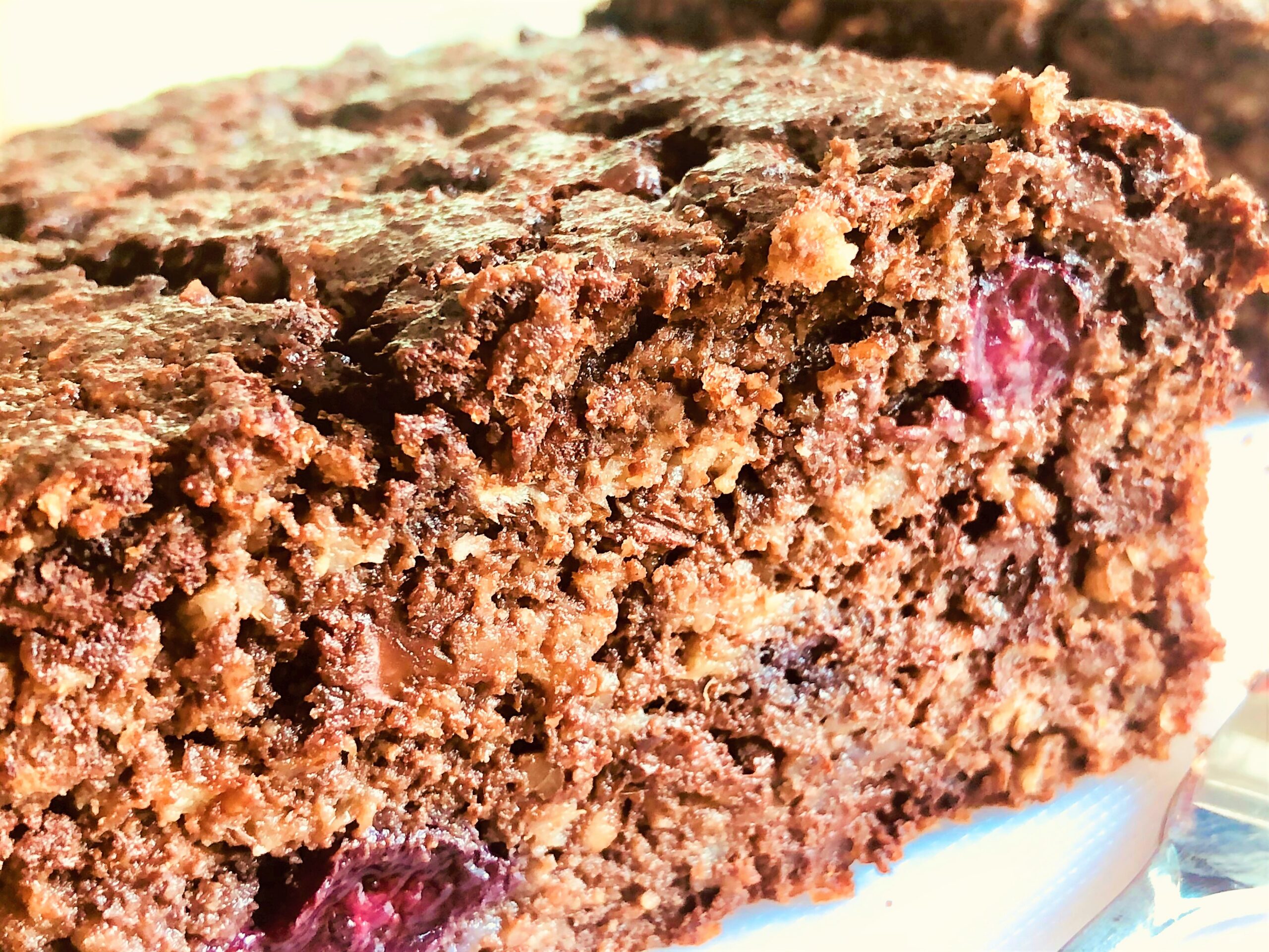 Bananenbrood met pure chocolade en blauwe bessen