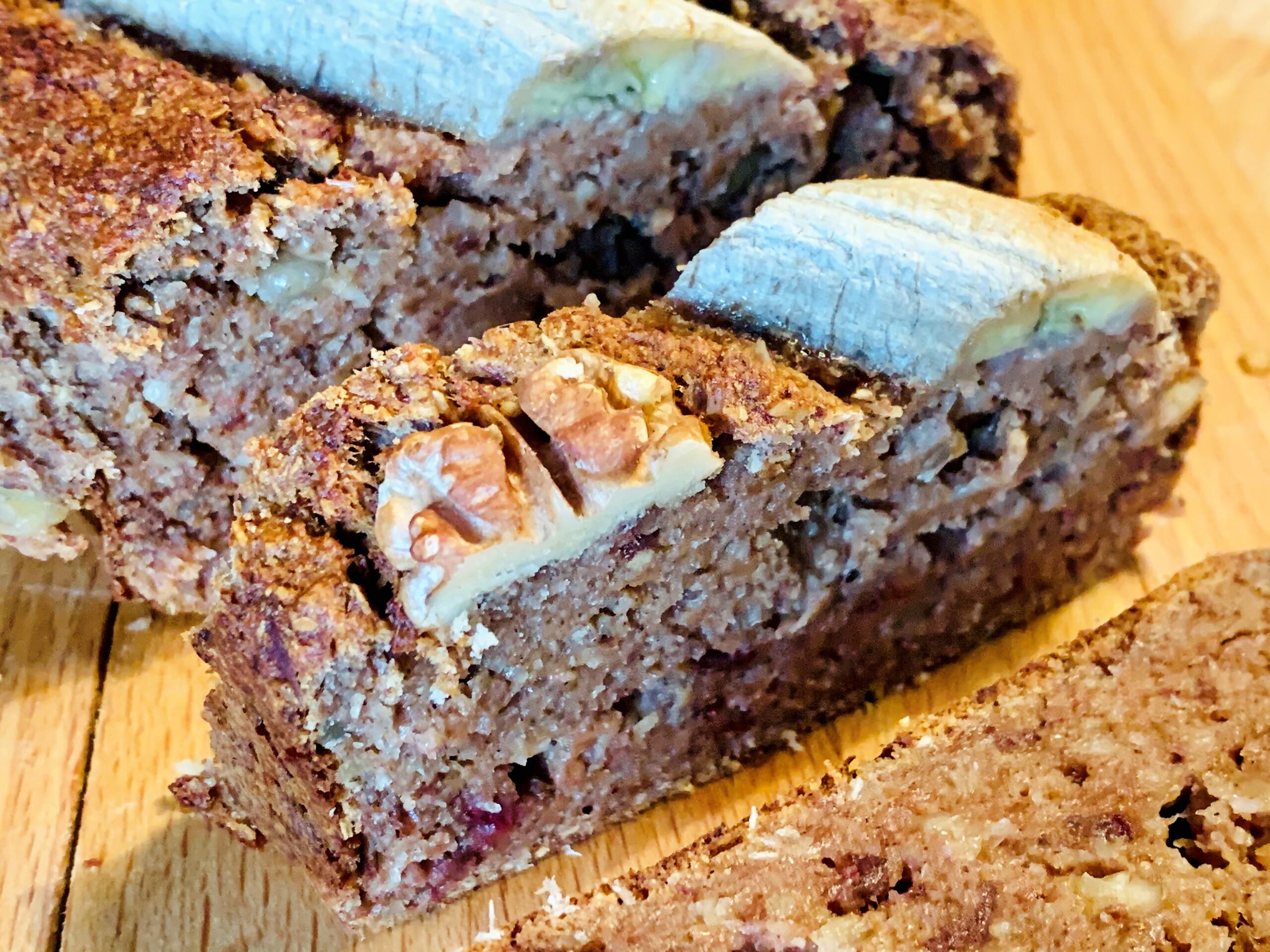 Bananenbrood met walnoten en dadels